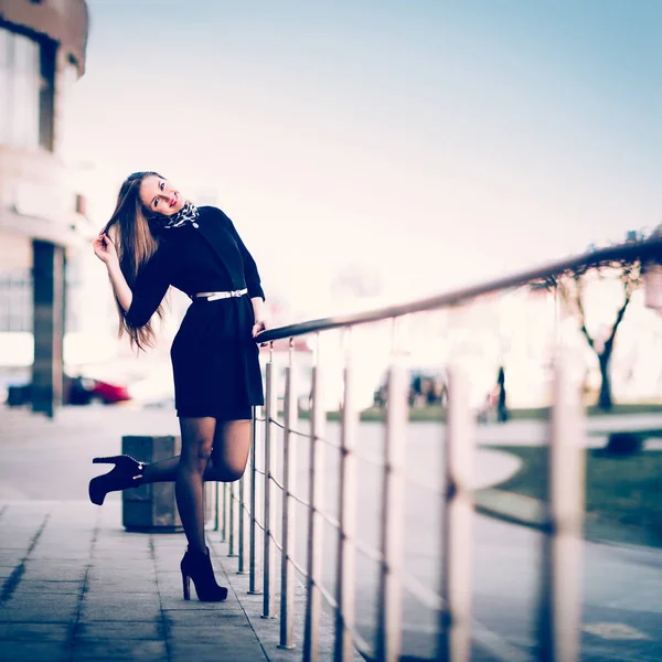 Женщина-менеджер на фоне офисного здания — стоковое фото