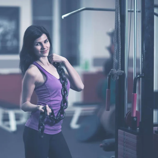 Erfolgreiche Geschäftsfrau vor dem Hintergrund eines modernen Fitnessstudios — Stockfoto
