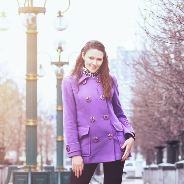 Menina bonita feliz em um casaco o parque . — Fotografia de Stock