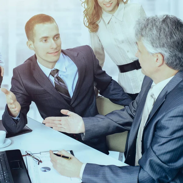 Gruppe von Geschäftsleuten diskutiert den Arbeitsplan. — Stockfoto