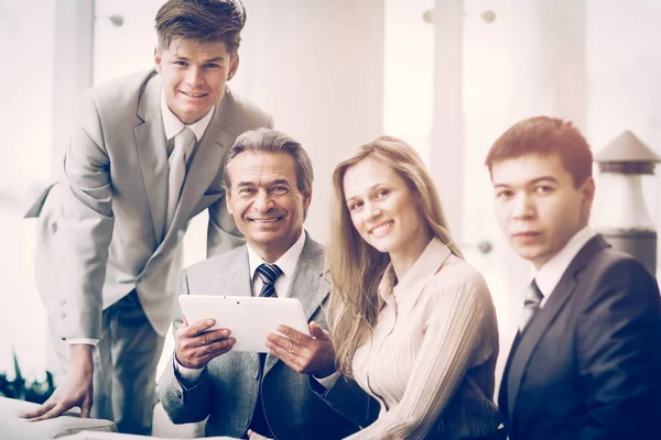 Ernstige zaken team met tablet-computers, documenten met discussie in kantoor — Stockfoto