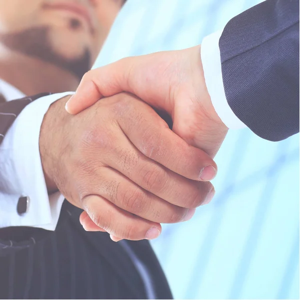 Faça um acordo. Handshake tiro de ângulo baixo contra o fundo do centro de negócios — Fotografia de Stock