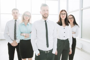 parlak bir ofiste iş takım ayakta