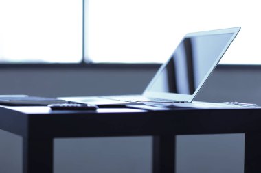 ofis masasında yan görünüm.