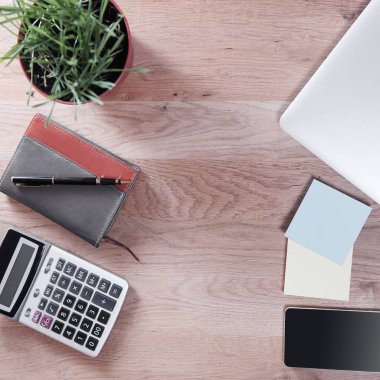 en iyi view.calculator, ahşap bir masa üzerinde smartphone ve iş aksesuarları