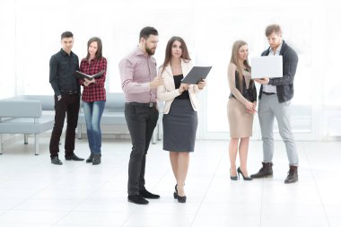 iş takım office koridorda atölye için bekliyor