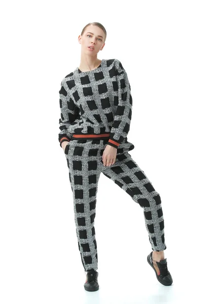 Mladá žena ve stylové pajamas.isolated na bílém — Stock fotografie