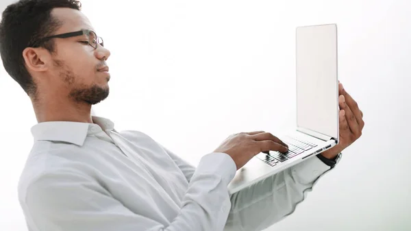 De près. homme d'affaires travaillant sur un ordinateur portable . — Photo