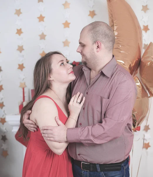 Close up.happy padres en el fondo de la sala de estar en Navidad — Foto de Stock