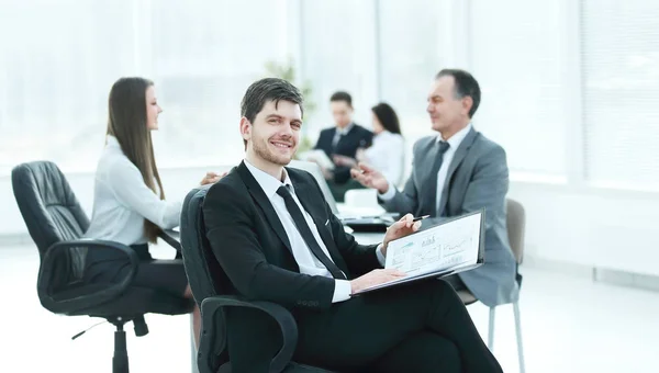 Zakenman op kantoor met zijn zakelijke team werken achter — Stockfoto