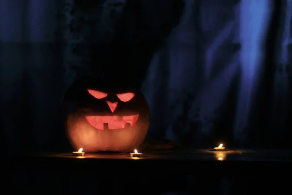 Vicino. una zucca sinistra per Halloween — Foto Stock