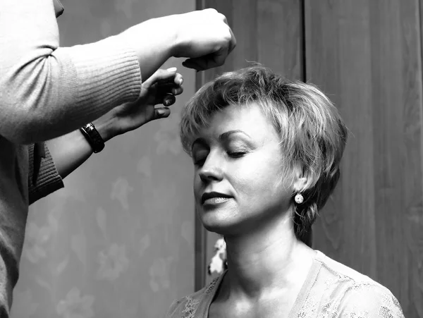 Beautiful woman sitting in a hair salon. — Stock Photo, Image