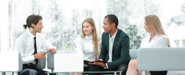 Team di lavoro concentrato sul posto di lavoro pensando a problemi di business — Foto Stock