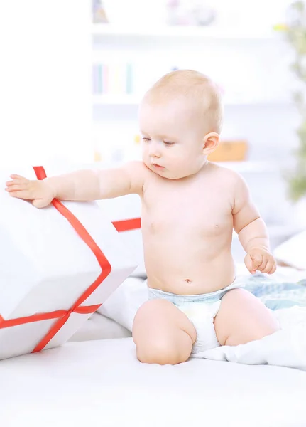 Bebê surpreso brincando com caixas de presente — Fotografia de Stock