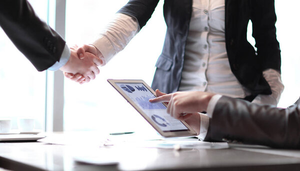 Закрывай. финансовые партнеры по рукопожатию. бизнес концепция
