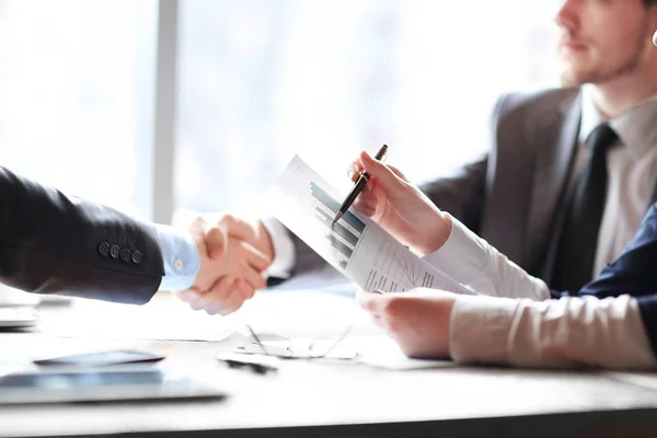 Close up.business Händedruck Geschäftsleute am Schreibtisch .business concept — Stockfoto