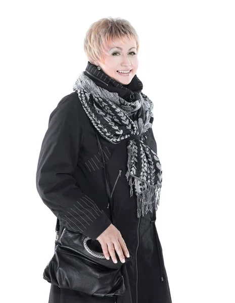 Fashionabla kvinna i en svart kappa och scarf.isolated på vit. — Stockfoto