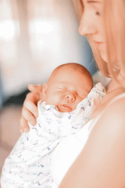 Gelukkig moeder met een pasgeboren baby in haar armen. — Stockfoto