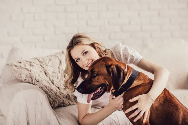 Junge schwangere junge Frau umarmt ihren Hund — Stockfoto