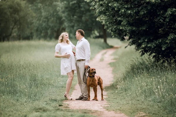 Šťastný manžel a manželka, mluví o něčem, na procházku do parku. — Stock fotografie