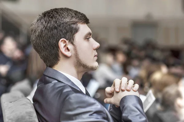 Empresario exitoso escucha el informe sentado en la sala de conferencias . — Foto de Stock