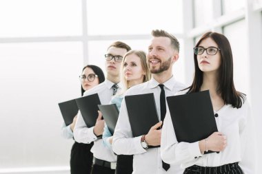 bir röportaj için sırada duran genç çalışan yakın up.a grubu