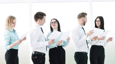 iş ekibi office koridorda duran iş belgeleri ile.