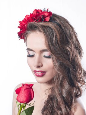up.Portrait kırmızı gül ile göz alıcı kadının kapatın.