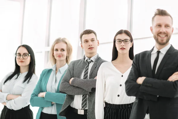 Equipo de negocios de pie en una fila en una oficina brillante — Foto de Stock