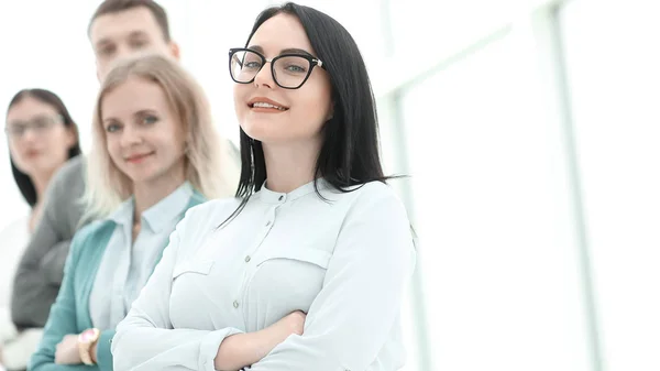 Femme d'affaires souriante sur le fond de son équipe d'affaires — Photo