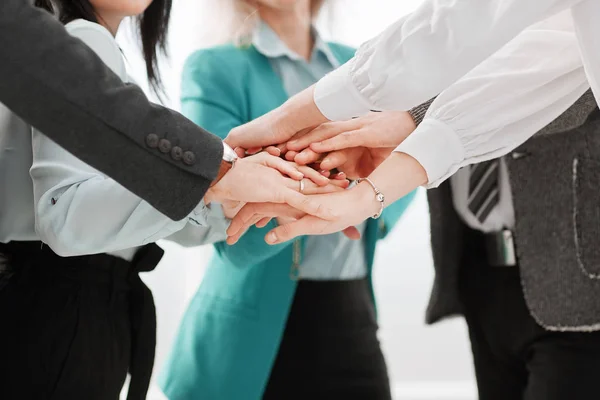 Fecha. equipe de negócios mostrando sua unidade. — Fotografia de Stock