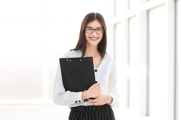 Femme d'affaires souriante avec des documents debout dans le bureau . — Photo