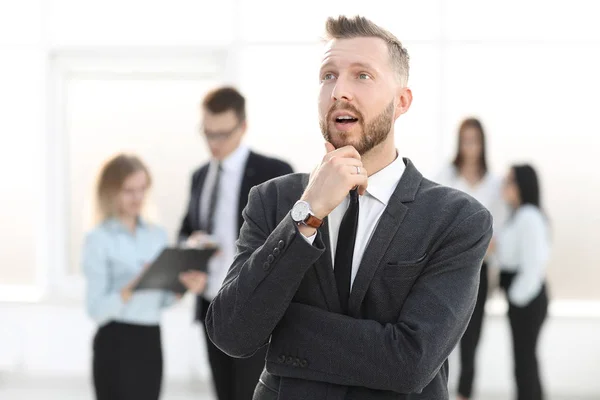 Portret van een dromen zakenman op de achtergrond van een wazig office — Stockfoto