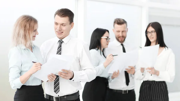 Grupp anställda som står i kontorslobbyn före mötet — Stockfoto