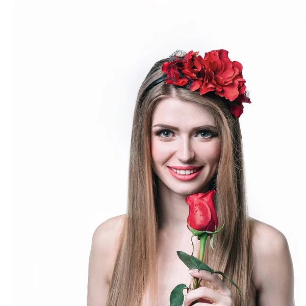 Attraktives blondes Mädchen mit roter Rose. isoliert auf weiß — Stockfoto