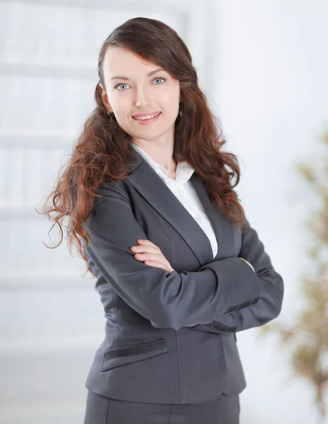 Retrato de una joven mujer de negocios en el fondo de la oficina — Foto de Stock