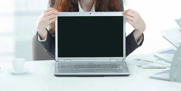 Mulher gerente está mostrando em um laptop — Fotografia de Stock