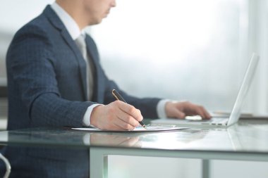 Kapat. Ofisteki işyerinde iş adamı.