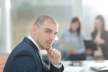 mali çizelgeleri ile dizüstü bilgisayar ekranına bakarak işadamı