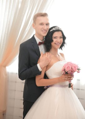 damat ve gelin pencerenin ayakta