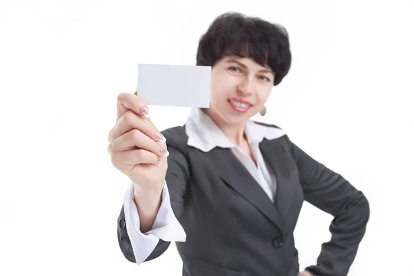 De cerca. sonriente mujer de negocios mostrando una tarjeta de visita en blanco —  Fotos de Stock