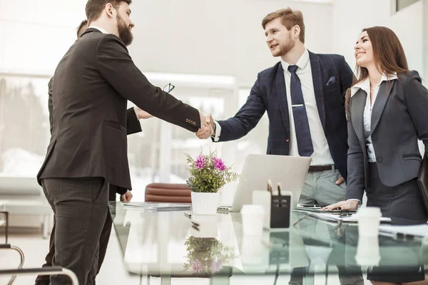 Parceiros de negócios handshake antes de discutir um novo contrato — Fotografia de Stock