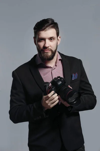 Fotógrafo de moda em um terno com uma camera.photo com espaço de cópia — Fotografia de Stock