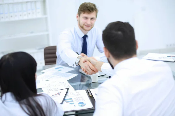 Handschlag der Finanzpartner bei einem Geschäftstreffen im Büro — Stockfoto