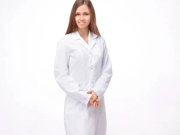 Усміхнена жінка-лікар. ізольована на білому тлі . — стокове фото