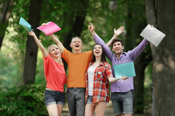 Gäng glada studenter i staden Park — Stockfoto