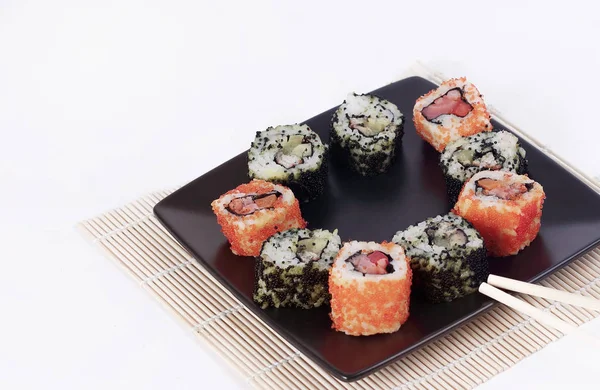 Sushi seti - Maki sushi ve chopsticks bir b farklı — Stok fotoğraf