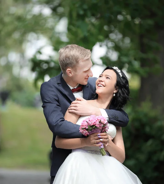 Joven novia y novio fuera en su boda día —  Fotos de Stock