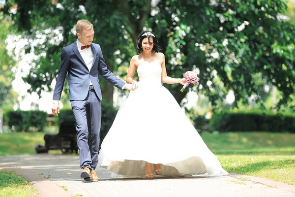 행복 한 부부는 공원 안내. 결혼식 날. — 스톡 사진
