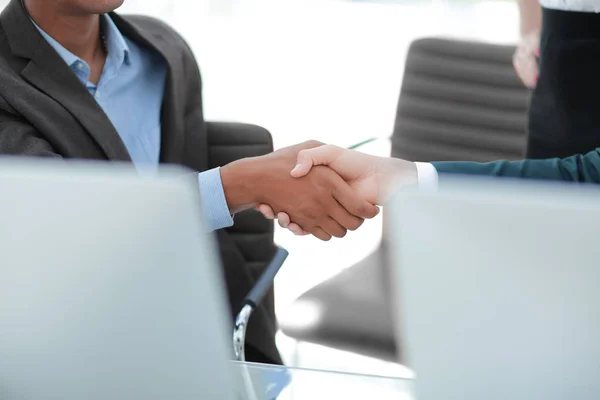 Closeup.Handshake επιχειρηματικών εταίρων σχετικά με το ιστορικό του γραφείου — Φωτογραφία Αρχείου